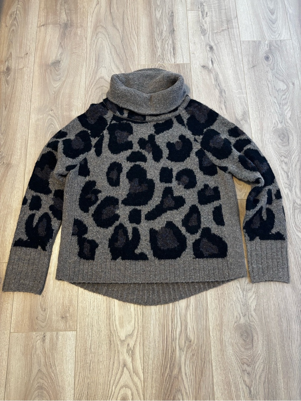 RD Style Conscious Leopard Print Turtleneck Sweater – Size Large